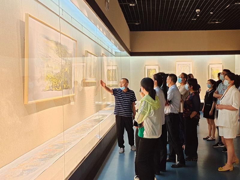 參觀畫(huà)展.jpg